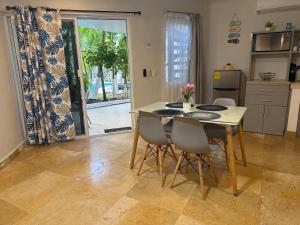 une cuisine avec une table et des chaises et une cuisine avec une porte dans l'établissement blue angel 8 a unos pasos de la 5, à Playa del Carmen