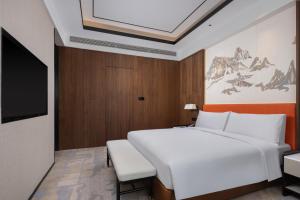 Postel nebo postele na pokoji v ubytování Hilton Garden Inn Shanghai High-Speed East Railway Station