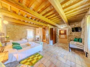 Postel nebo postele na pokoji v ubytování Farmhouse in Marche with Private Pool + 32 fotografií
