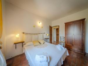 Postel nebo postele na pokoji v ubytování Farmhouse in Marche with Private Pool
