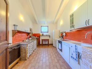 Kuchyň nebo kuchyňský kout v ubytování Farmhouse in Marche with Private Pool