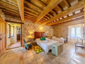 Postel nebo postele na pokoji v ubytování Farmhouse in Marche with Private Pool