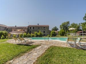 Bazén v ubytování Farmhouse in Marche with Private Pool nebo v jeho okolí