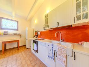 Kuchyň nebo kuchyňský kout v ubytování Farmhouse in Marche with Private Pool