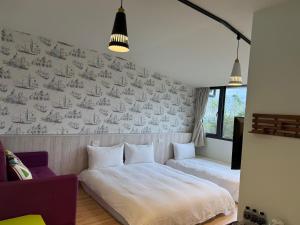 Una cama o camas en una habitación de Yu Shou Hao Hsien Guesthouse