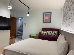 Una cama o camas en una habitación de Yu Shou Hao Hsien Guesthouse