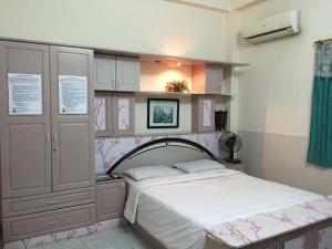 Un dormitorio con una cama y una cómoda. en Timi Hotel, en Ho Chi Minh