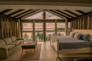 Area tempat duduk di Bay view Penthouse Luxury view in West End