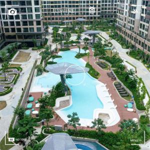 - une vue aérienne sur la piscine d'un complexe dans l'établissement Căn hộ cao cấp Masteri Centre Point Vinhomes Grand Park Quận 9 TPHCM, à Gò Công