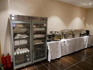 a restaurant kitchen with a counter with towels and dishes at IU Hotels·Shijiazhuang North Youyi Street in Shijiazhuang