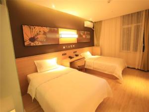 Postel nebo postele na pokoji v ubytování IU Hotels Xinzhou Bus Terminal