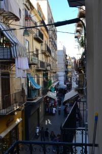 パレルモにあるLa casa sul mercato anticoの通りを歩く人々の街並み
