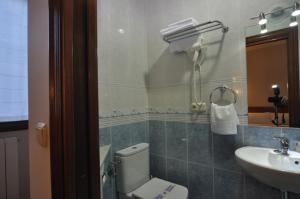 ein Badezimmer mit Toilette und Waschbecken in der Unterkunft Pension Alameda in San Sebastián