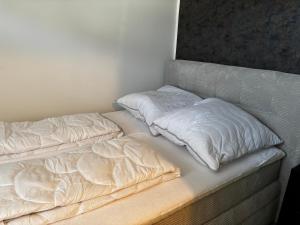 グレーミッツにあるHoppelheimの枕が2つ置かれたベッド