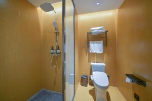 ein Badezimmer mit Dusche und Toilette in der Unterkunft PAI Hotel·Luoyang Dingding Bei Road Hongjin Logistics International Peony Garden in Luoyang + 70 Fotos