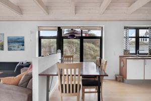 Atpūtas zona naktsmītnē Beachfront Cottage With Panoramic View