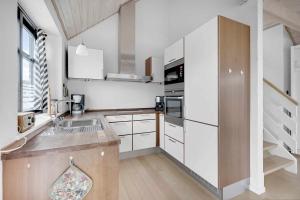 Virtuve vai virtuves zona naktsmītnē Beachfront Cottage With Panoramic View