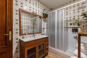 a bathroom with a sink and a shower at Waou La Casa de los Abuelos, Titulcia-ParqueWarner in Titulcia +36 photos