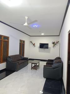 TV a/nebo společenská místnost v ubytování Suman Beach Rooms