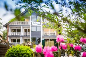 una casa con flores rosas delante de ella en Bude54 en Sankt Peter-Ording