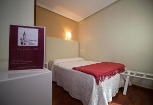 A bed or beds in a room at Hotel Ovetense