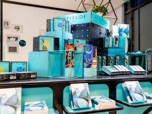 een tafel vol boeken bovenop bij Xana Lite Tianjin Ninghe Trade Development Zone in Ninghe