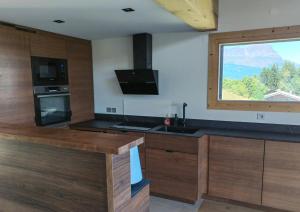 Kuchyň nebo kuchyňský kout v ubytování Modern Chalet With Mont Blanc Views