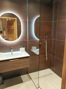 Koupelna v ubytování Modern Chalet With Mont Blanc Views + 24 fotografií