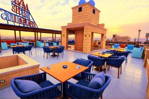 un ristorante con tavoli e sedie sul tetto di THree PYramiDs & SPhinX HoTeL a Il Cairo