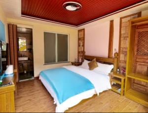 Giường trong phòng chung tại Shanshuirenjia High-end Boutique Inn