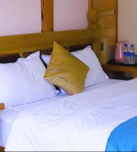 Giường trong phòng chung tại Shanshuirenjia High-end Boutique Inn