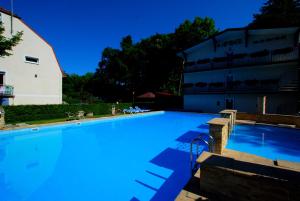 Piscina de la sau aproape de Domki Amber