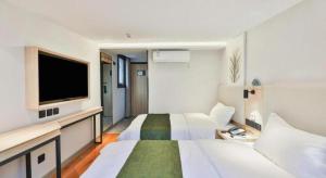 TV a/nebo společenská místnost v ubytování GreenTree Inn Express Beijing Dongcheng District Beixinqiao Metro Station Gui Street + 89 fotografií