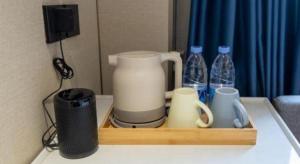 Super 8 Hotel Beijing South Railway Station Majiabao Metro Station的咖啡和沏茶工具