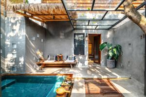 a swimming pool in a room with a house at Qingyuan Zhilin Hot Spring Bed and Breakfast in Qingyuan
