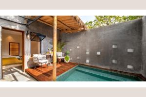 a house with a swimming pool with a table and chairs at Qingyuan Zhilin Hot Spring Bed and Breakfast in Qingyuan