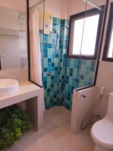 Ένα μπάνιο στο Old Spice 4 Downtown Serenity Luxurious Oasis BKK