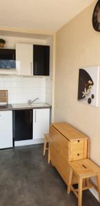 a kitchen with a bench and a table in it at Appartement Pied des pistes Vue sur les sommets in Saint-Lary-Soulan