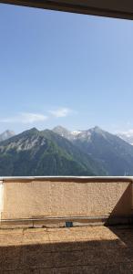 a large window with a view of mountains at Appartement Pied des pistes Vue sur les sommets in Saint-Lary-Soulan