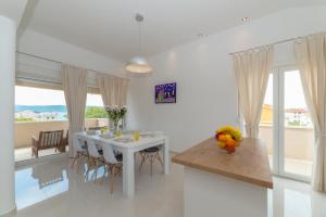 Μια τηλεόραση ή/και κέντρο ψυχαγωγίας στο Apartments Kampanel