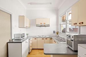 Η κουζίνα ή μικρή κουζίνα στο Peaceful Stay in Lidcombe - Double Room on a Quiet Street - Shared Bathroom