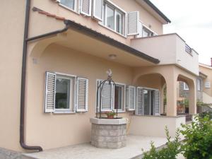 una casa con persiane bianche di Apartment Veglia a Krk