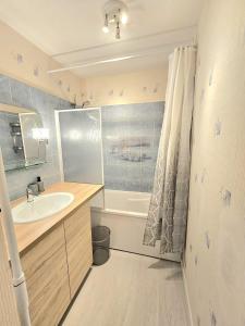 Ένα μπάνιο στο Cozy 1 bedroom, 10 min walk to train station