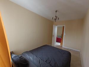 Ένα ή περισσότερα κρεβάτια σε δωμάτιο στο Cozy 1 bedroom, 10 min walk to train station +4 φωτογραφίες