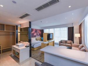 a living room with a bed and a living room with a couch at City Comfort Inn Chongqing Pengshui Yujing Jiangshan in Pengshui +236 photos