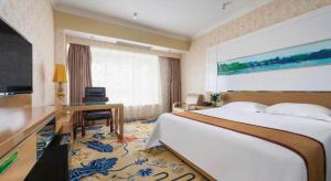 TV a/nebo společenská místnost v ubytování Vienna Hotel Guangdong Zhuhai Mingzhu Station Guozheng