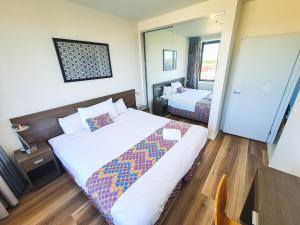 Postel nebo postele na pokoji v ubytování Exodus Dandenong Apartment Hotel