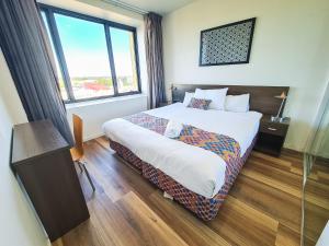 Postel nebo postele na pokoji v ubytování Exodus Dandenong Apartment Hotel