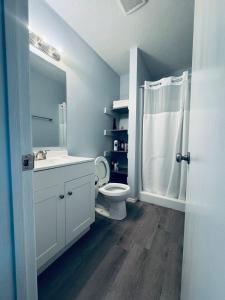 Ένα μπάνιο στο LUXURY 3BR Home Near IU & Downtown