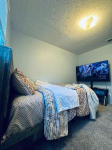 Ένα ή περισσότερα κρεβάτια σε δωμάτιο στο LUXURY 3BR Home Near IU & Downtown +32 φωτογραφίες